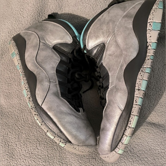 705178-045
DUST/METALLIC GOLD-BLACK
Retail Price
$190
Release Date
02/15/2015 - Picture 3 of 8